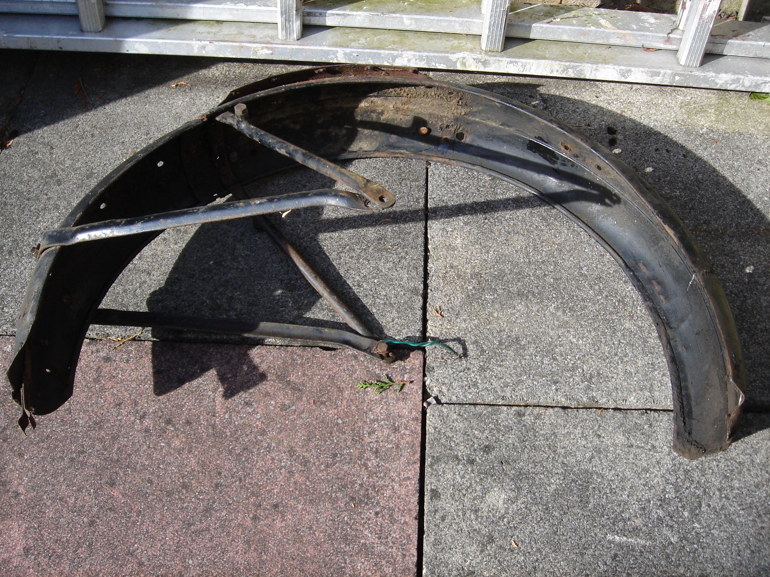TRIUMPH MUDGUARD AND STAYS TO FIT 1937 1938 250, 350 PRE-UNIT PRE-WAR SINGLES MODELS 2H, 2HC, 3S, 3SE, 3SW, 3SC, T70, T80, T90 ETC AND THE EARLIER 250, 350, 500 PRE-UNIT SINGLES FROM 1934 1935 1936 MODELS 2/1, 3/1, 3/2, 3/5 ETC side